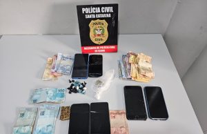 Helicóptero e mais de 40 policiais: operação cumpre oito mandados em condomínio de Içara