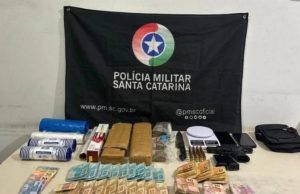 Quarteto é flagrado com arma de fogo carregada e mais de R$ 20 mil