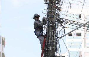 Cidade Limpa: Operação Retira 4,5 Mil Metros de Fios Obsoletos da Rua Vidal Ramos