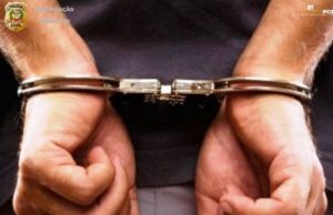 Suspeito agride homem na rua com socos e chutes, rouba celular e é preso ao chegar em casa