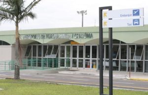 Dupla é flagrada furtando fiação da iluminação da pista de pouso de aeroporto