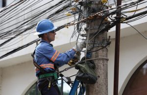 Cidade Limpa: Força-Tarefa Retira Mais de 5 Mil Metros de Fios Obsoletos na Avenida Rodovalho