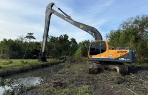 Prevenção: Defesa Civil de Tubarão Realiza Limpeza de Valas no São Martinho e KM 60