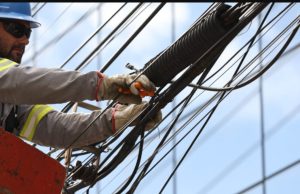 Tubarão Avança na Retirada de Fios Obsoletos: 3,5 Mil Metros Removidos em Operação na Rua Wenceslau Alves dos Santos