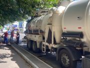 Tubarão intensifica limpeza do sistema de drenagem às margens do Rio Tubarão para prevenir alagamentos
