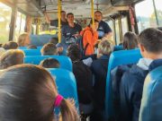 Prefeito Estêner Soratto embarca no transporte escolar de Tubarão e conhece de perto a rotina dos 1.050 alunos atendidos diariamente