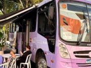 Ônibus Lilás passa o dia no Centro de Tubarão e oferece atendimento psicossocial, jurídico e de saúde para mulheres