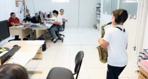 Aluno de 10 anos da Escola São Martinho surpreende mães da Fundação de Educação de Tubarão com saxofone