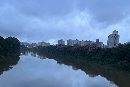 Tubarão tem domingo (10) de sol com nuvens, mínima de 10°C e máxima de 17°C