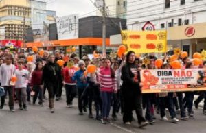 Tubarão realiza caminhada do Maio Laranja no Centro com autoridades e crianças das escolas municipais
