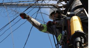 Tubarão Retira 10 Mil Metros de Fios Obsoletos no Bairro Morrotes