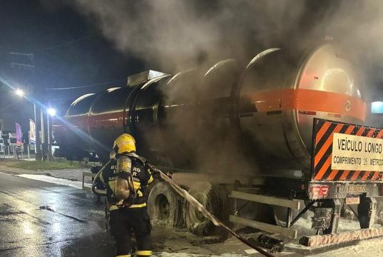 Incêndio em Caminhão-Tanque é Controlado Rapidamente em São Cristóvão, Tubarão