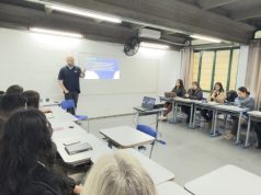 Educação de Tubarão Capacita Professores para Mesas Digitais: Tecnologia na Sala de Aula