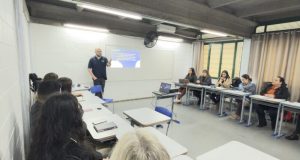 Educação de Tubarão Capacita Professores para Mesas Digitais: Tecnologia na Sala de Aula