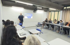 Educação de Tubarão Capacita Professores para Mesas Digitais: Tecnologia na Sala de Aula