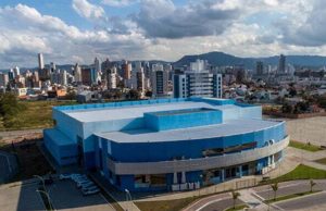Câmara Homenageia Lideranças e Profissionais em Cerimônia Solene no Aniversário de Tubarão