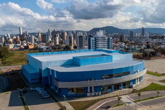 Câmara Homenageia Lideranças e Profissionais em Cerimônia Solene no Aniversário de Tubarão