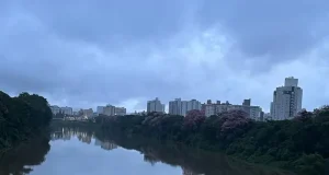 Tubarão Tem Segunda-feira com Sol, Chuva Passageira e Alta Umidade; Arco-íris é Provável