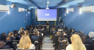 Carreta Cinema Rodoviário da PRF leva educação para o trânsito a estudantes de Tubarão