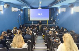 Carreta Cinema Rodoviário da PRF leva educação para o trânsito a estudantes de Tubarão