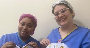 Centro Obstétrico de Tubarão presenteia recém-nascidos com touquinhas personalizadas da Copa