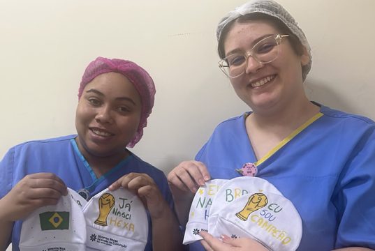 Centro Obstétrico de Tubarão presenteia recém-nascidos com touquinhas personalizadas da Copa