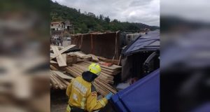 Condutora sofre traumatismo cranioencefálico após tombamento de caminhão em Tubarão