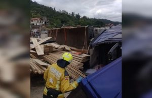 Condutora sofre traumatismo cranioencefálico após tombamento de caminhão em Tubarão
