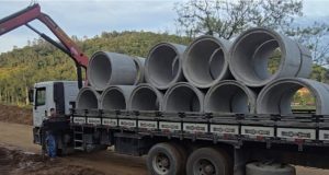 Estrada Geral da Barra do Norte em Tubarão recebe material para drenagem pluvial