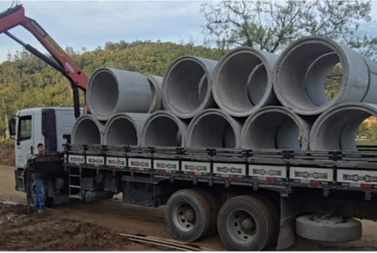 Estrada Geral da Barra do Norte em Tubarão recebe material para drenagem pluvial
