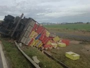 Pai e filha ficam feridos em tombamento de caminhão em Tubarão PMRv