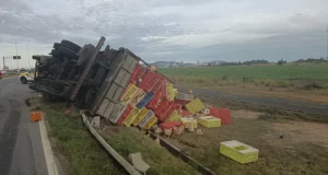 Pai e filha ficam feridos em tombamento de caminhão em Tubarão PMRv