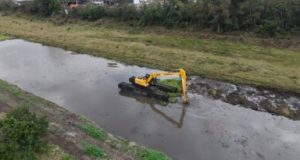 Máquina de 22 toneladas avança em ação de combate a alagamentos em Tubarão Fotos: Divulgação/PMT