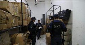 Procon de Tubarão apreende 1.187 produtos falsificados no Centro Fotos: Vinicius Duarte/GeCom/PMT