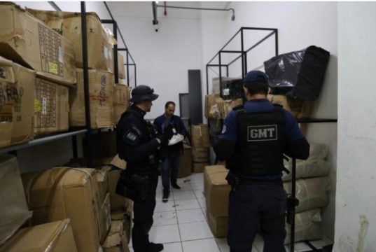 Procon de Tubarão apreende 1.187 produtos falsificados no Centro Fotos: Vinicius Duarte/GeCom/PMT