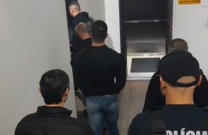 Operação Horreum Occultum: Polícia Civil prende empresário em Tubarão por comércio de autopeças ilícitas Empresário dono de uma das maiores lojas de autopeças da ‘Cidade Azul’ em SC é alvo de operação que investiga grupo criminoso que vendia de peças ilícitas Foto: Divulgação/PCSC/ND Mais