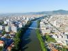 FAHECE abre inscrições urgentes para assistente administrativo em Tubarão — prazo encerra amanhã Vista aérea de Tubarão SC, com o rio cortando a área urbana ao entardecer