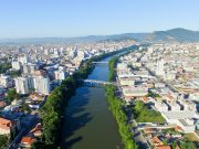 FAHECE abre inscrições urgentes para assistente administrativo em Tubarão — prazo encerra amanhã Vista aérea de Tubarão SC, com o rio cortando a área urbana ao entardecer