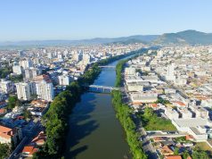 Vista aérea de Tubarão SC, com o rio cortando a área urbana ao entardecer