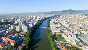 Vista aérea de Tubarão SC, com o rio cortando a área urbana ao entardecer