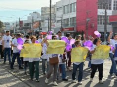 Assistência Social promove caminhada no Centro de Tubarão contra violência à mulher Fotos: Kélen Bardini / Vinícius Duarte – PMT