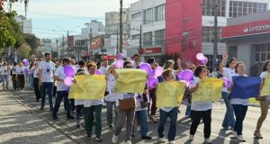 Assistência Social promove caminhada no Centro de Tubarão contra violência à mulher Fotos: Kélen Bardini / Vinícius Duarte – PMT