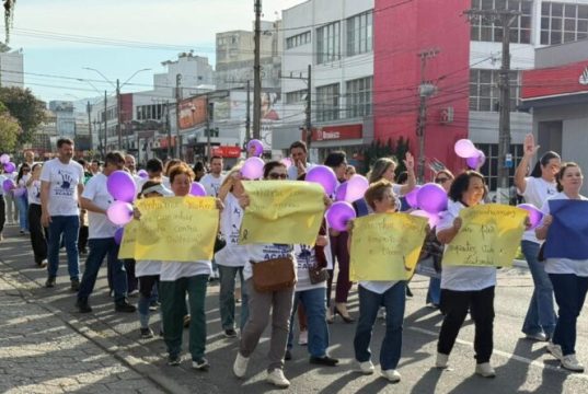 Assistência Social promove caminhada no Centro de Tubarão contra violência à mulher Fotos: Kélen Bardini / Vinícius Duarte – PMT