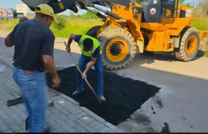 Secretaria de Infraestrutura de Tubarão realiza operação tapa-buraco no Revoredo Fotos: Divulgação