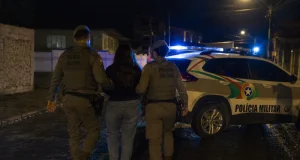 Jovem de 23 anos é presa em Tubarão por dívida de pensão alimentícia Imagem gerada por IA