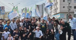 Júlio Garcia e Beto Kuerten levam campanha às ruas no Centro de Tubarão