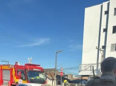Dois veículos pegam fogo na Rua Teresa Cristina em Tubarão; CBMSC controla incêndio Foto Divulgação: CBMSC