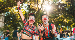 Evento na Rua Lauro Müller reúne feira de artesanato e apresentações culturais