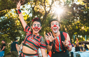 Evento na Rua Lauro Müller reúne feira de artesanato e apresentações culturais
