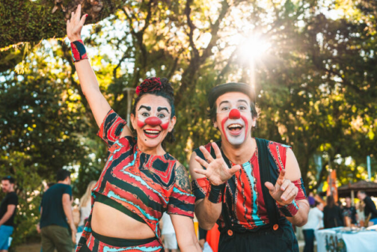 Evento na Rua Lauro Müller reúne feira de artesanato e apresentações culturais